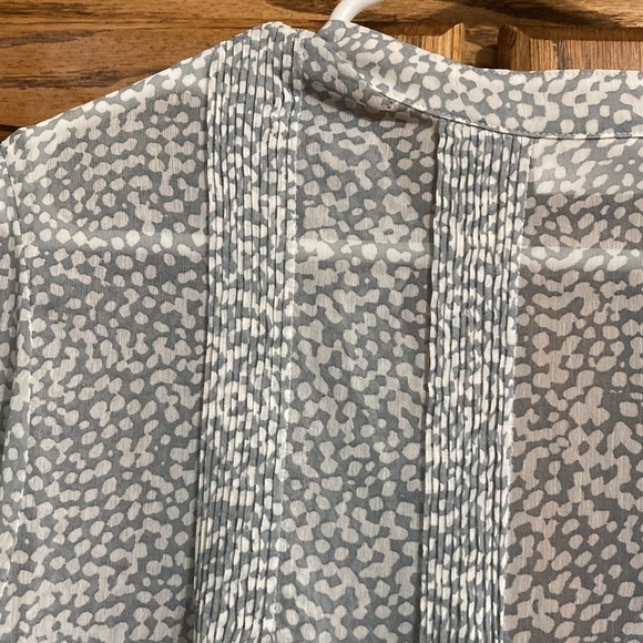Elegant Kenar pleated button up blouse, subtle geometric pattern. Size Large - Picture 9 of 9